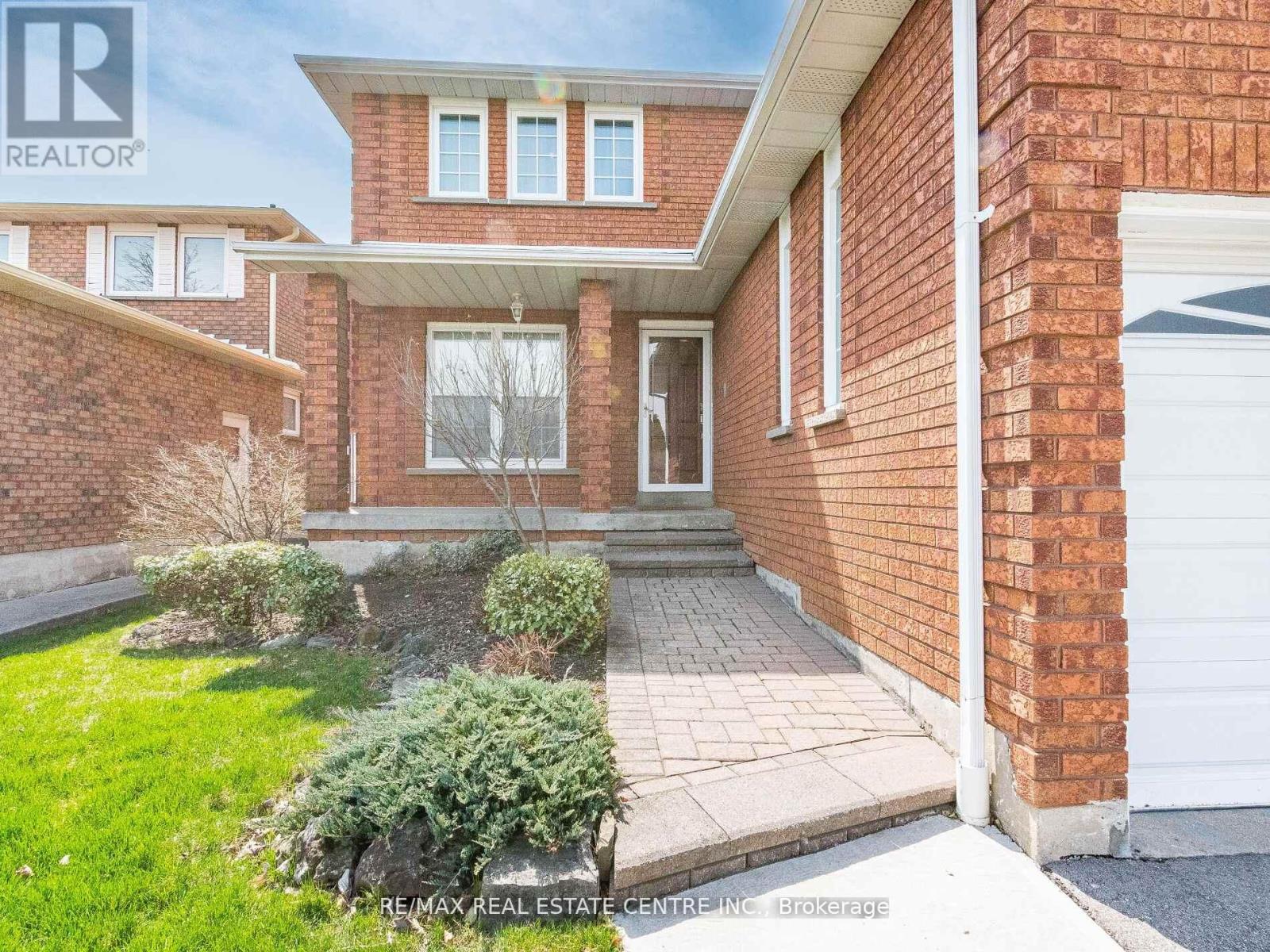 34 Inverary Drive, Brampton, Ontario  L6W 3Y5 - Photo 4 - W12146688