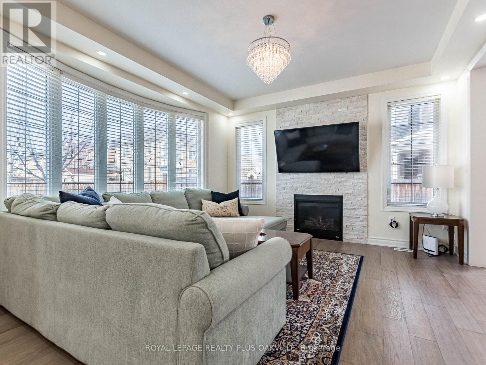 364 Wisteria Way, Oakville, Ontario  L6M 0N3 - Photo 4 - W12146889