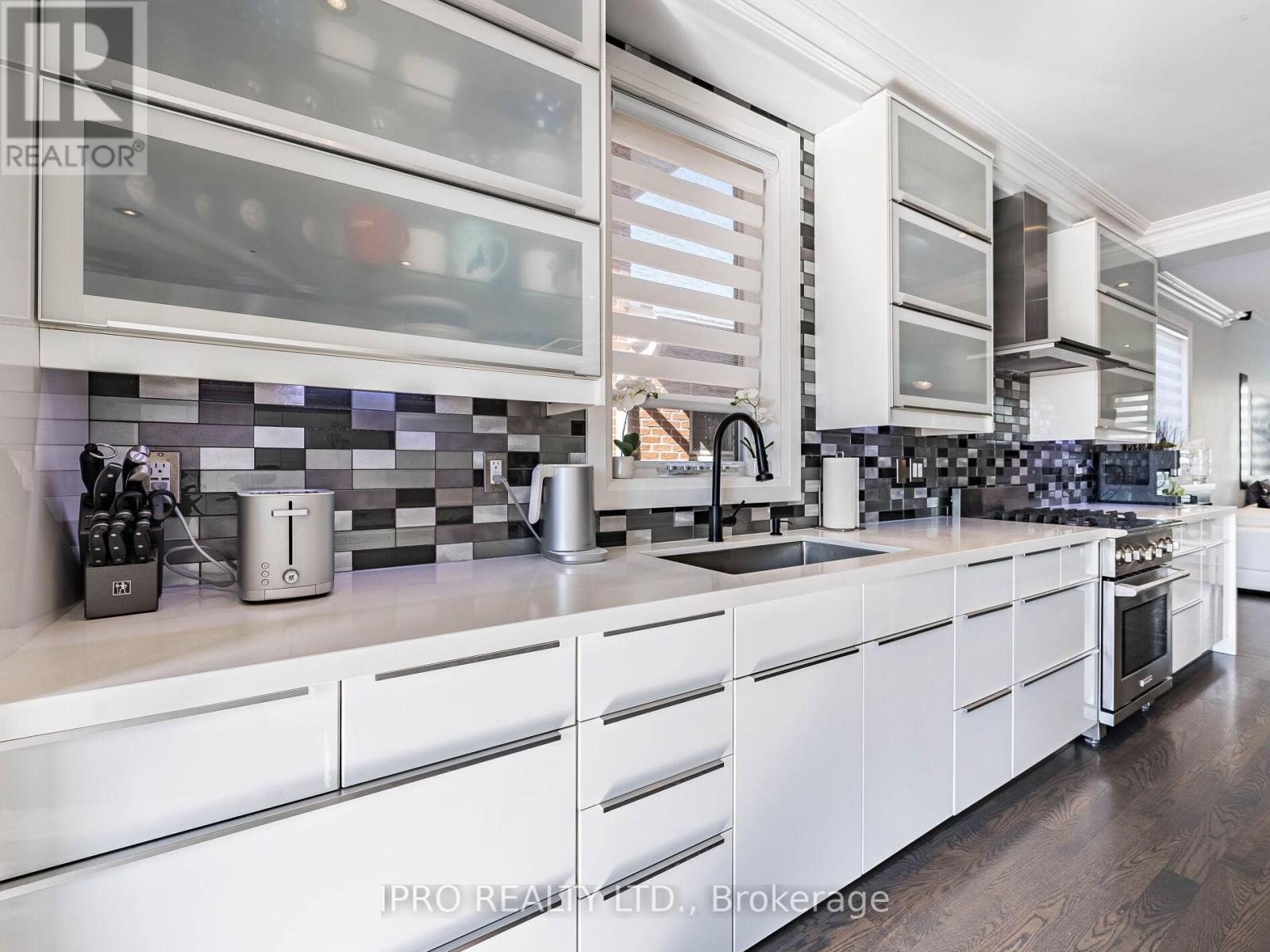 880 6th Street, Mississauga, Ontario  L5E 1N6 - Photo 14 - W12146907