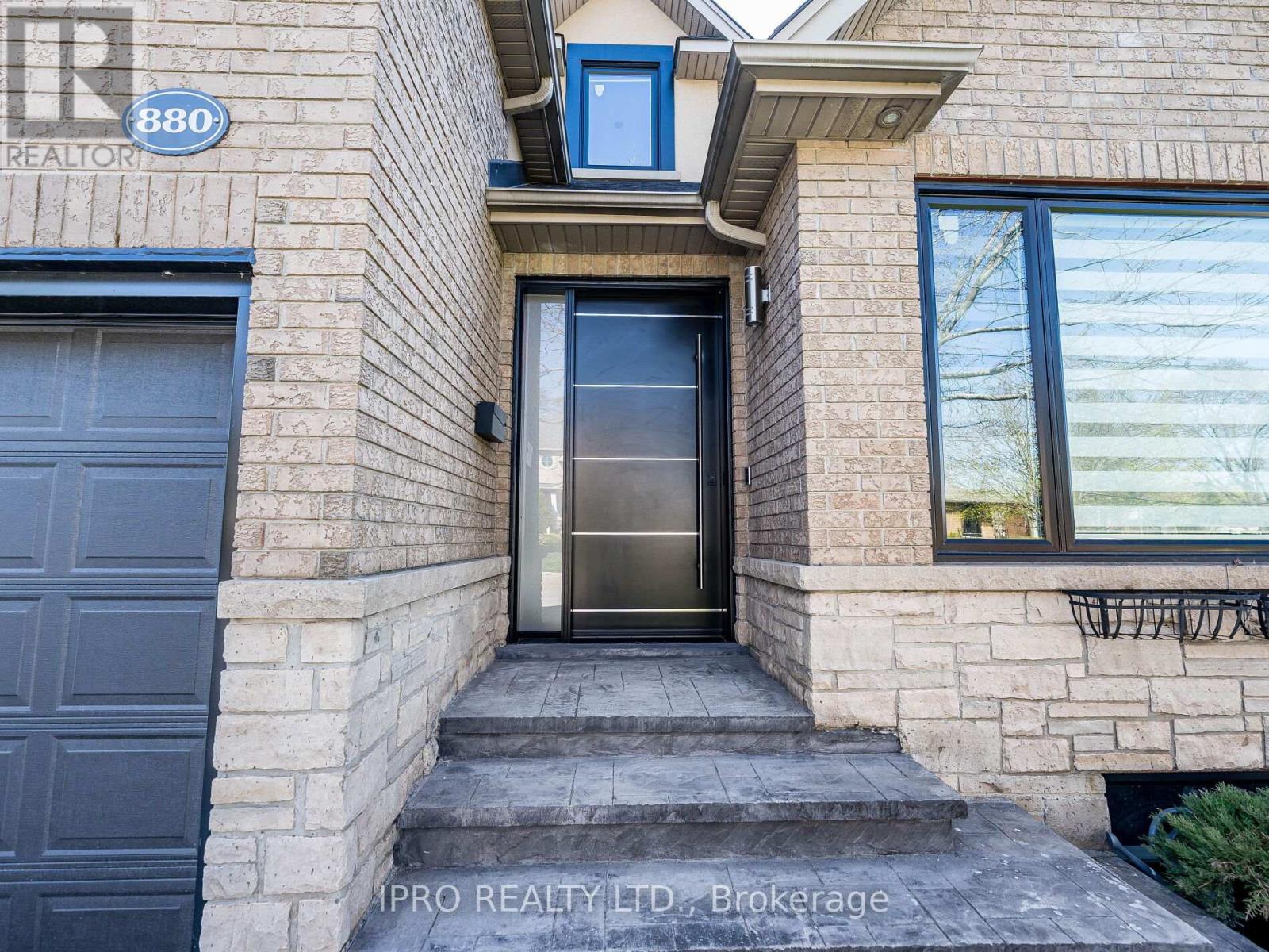 880 6th Street, Mississauga, Ontario  L5E 1N6 - Photo 4 - W12146907