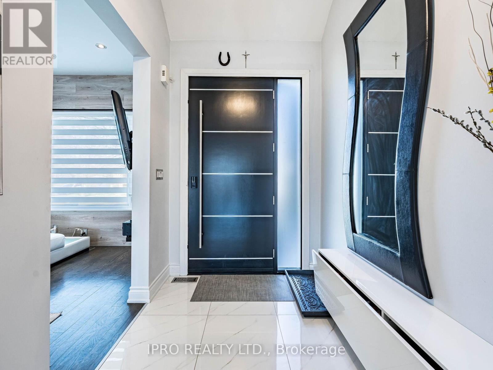 880 6th Street, Mississauga, Ontario  L5E 1N6 - Photo 5 - W12146907