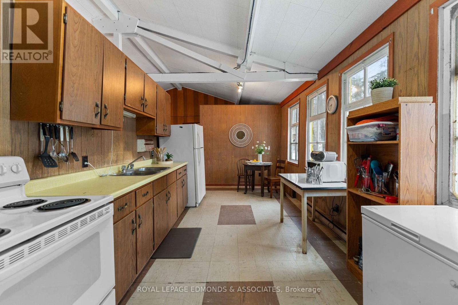 643 Pine Point Lane, Killaloe, Ontario  K0J 2J0 - Photo 15 - X12044707