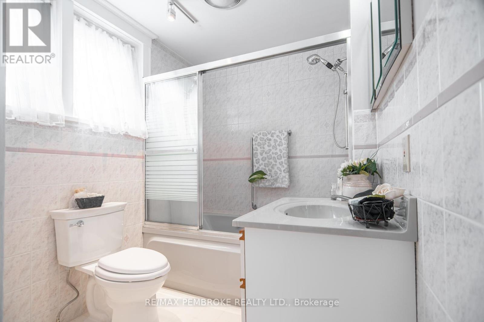 400 Centre Street, Pembroke, Ontario  K8A 1J5 - Photo 22 - X12147012