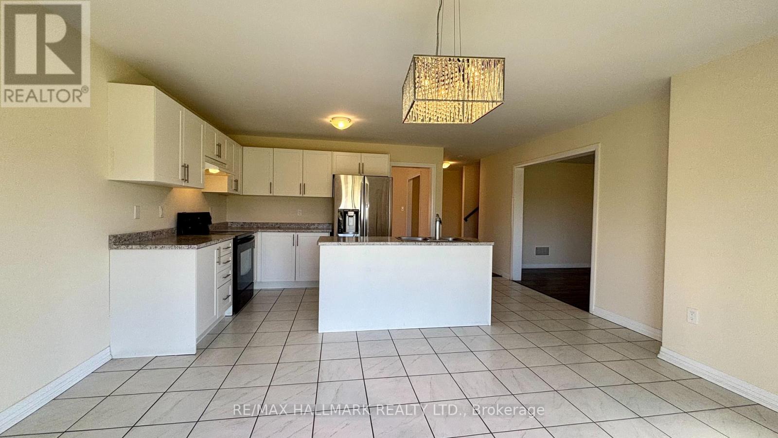 37 Carew Boulevard, Kawartha Lakes, Ontario  K9V 4R1 - Photo 10 - X12146708