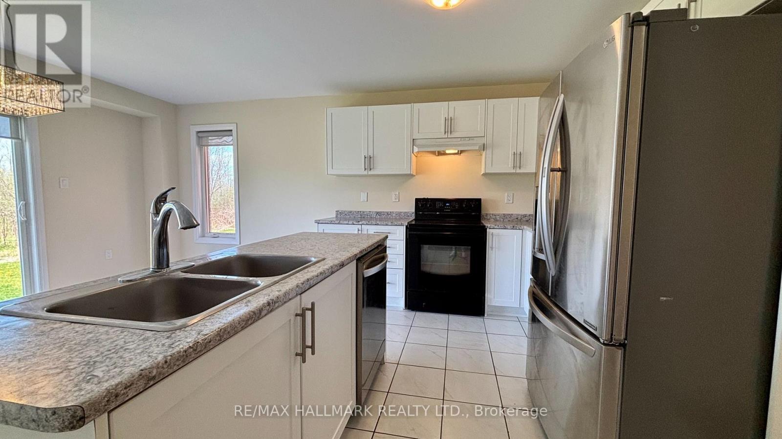 37 Carew Boulevard, Kawartha Lakes (Lindsay), Ontario  K9V 4R1 - Photo 12 - X12146708