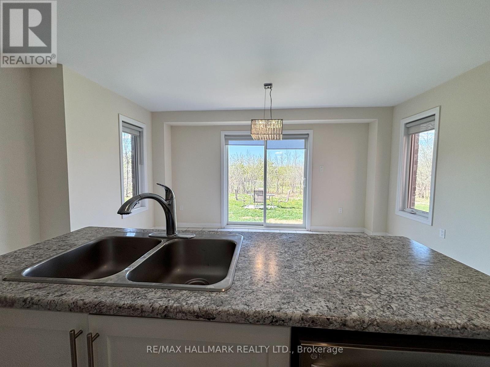 37 Carew Boulevard, Kawartha Lakes, Ontario  K9V 4R1 - Photo 13 - X12146708