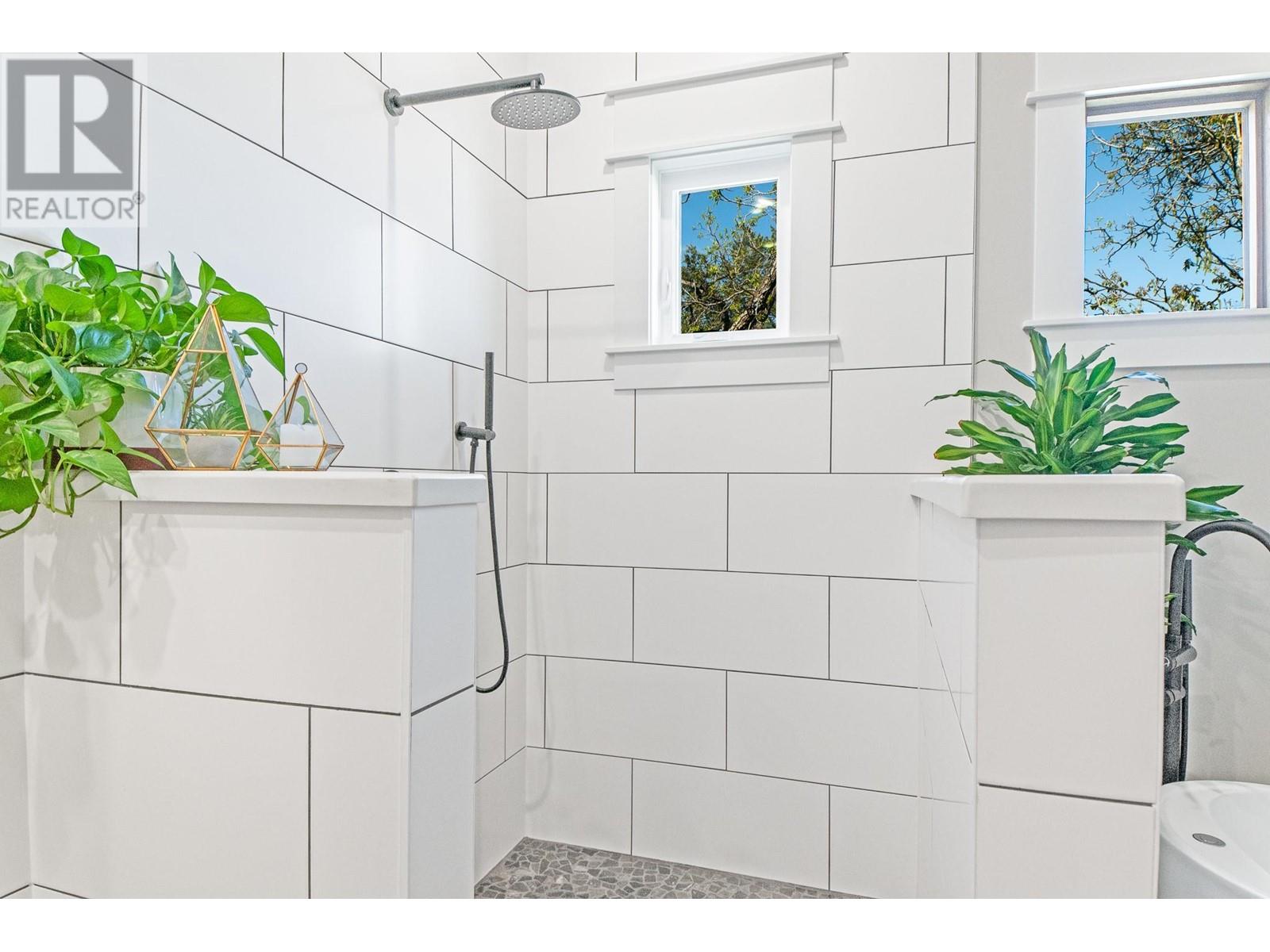 Property at 315 Canyon Street image 3