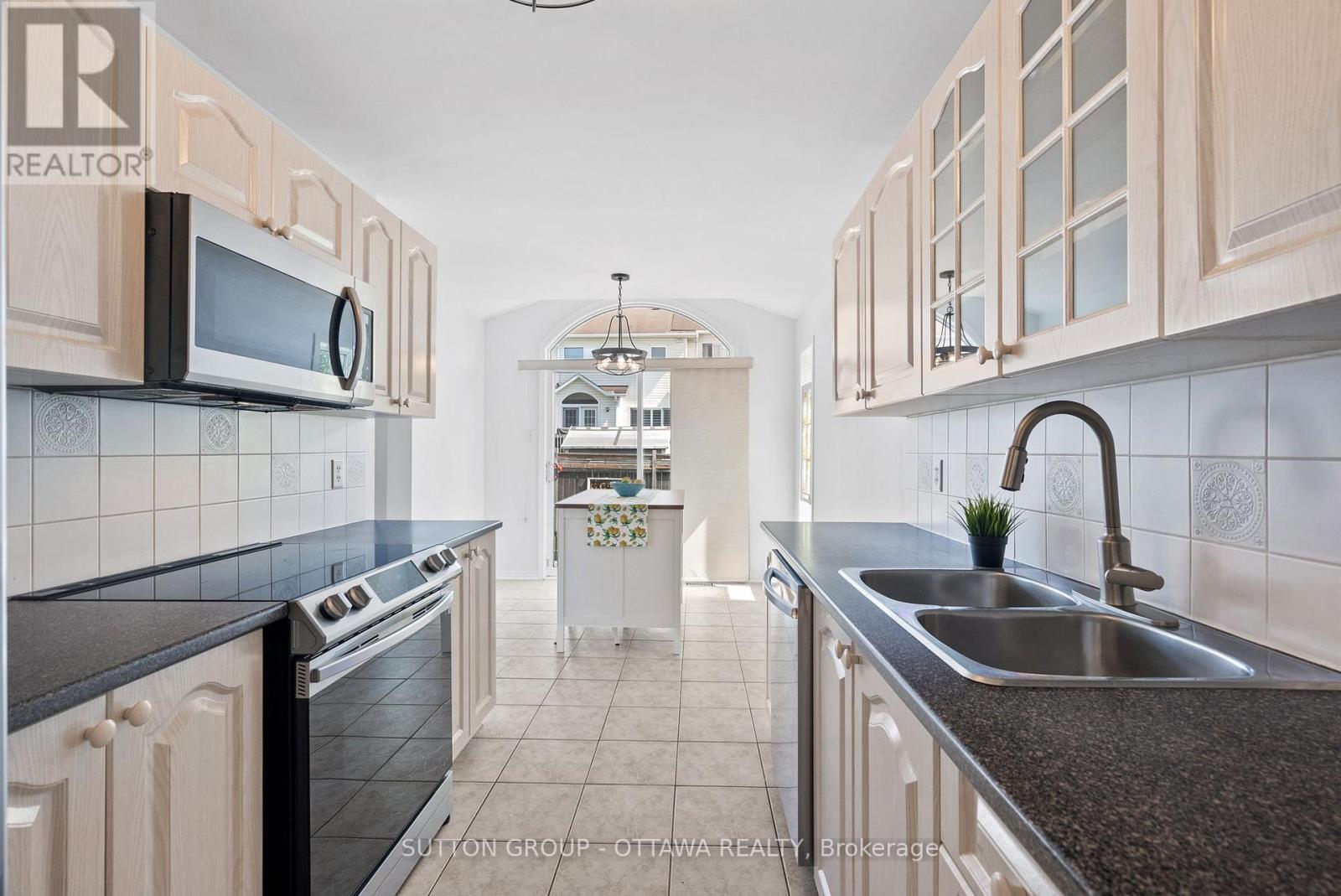 75 Scampton Drive, Ottawa, Ontario  K2W 1E7 - Photo 10 - X12147030
