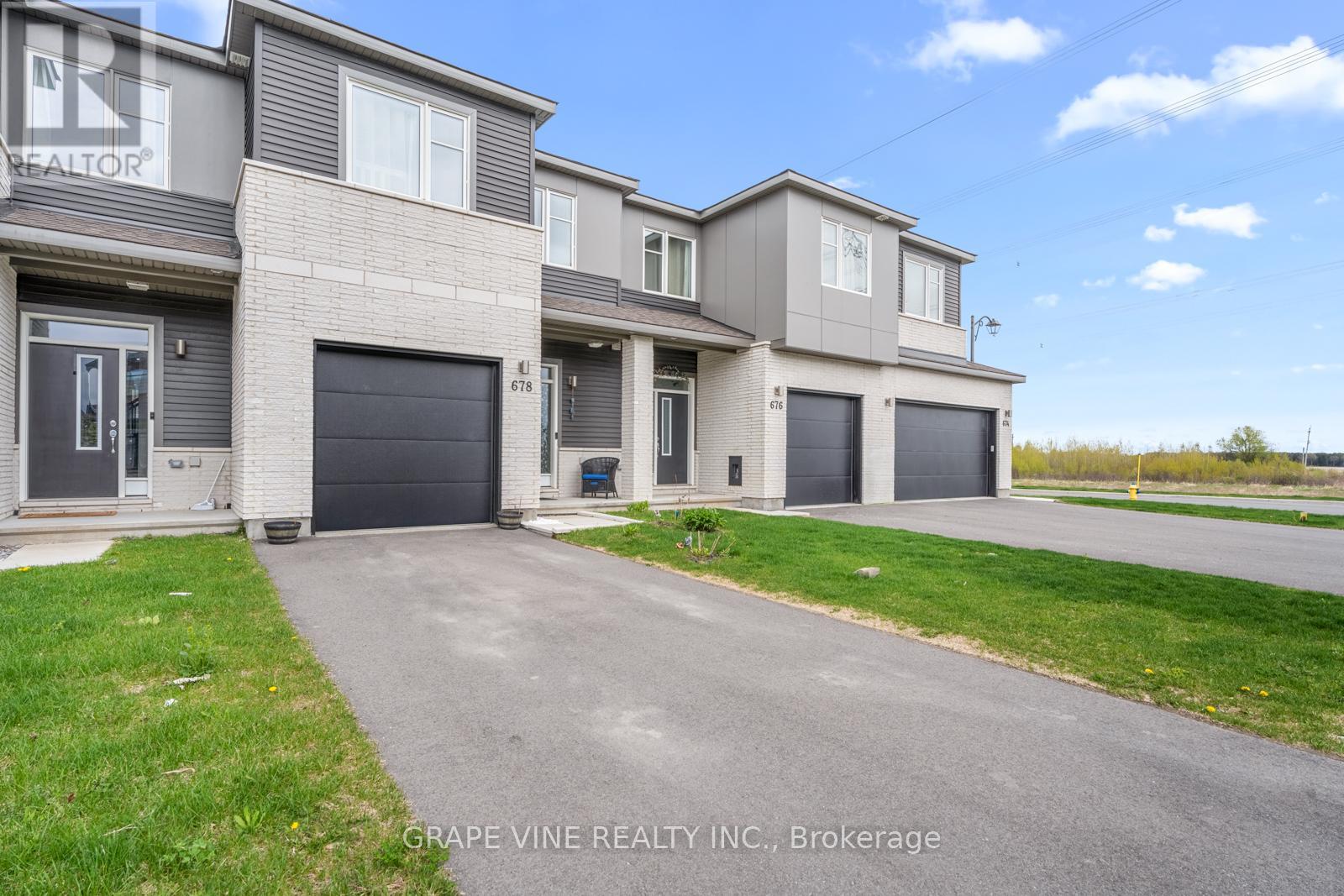 678 Taliesin Crescent, Ottawa, Ontario  K2S 2W5 - Photo 2 - X12147130