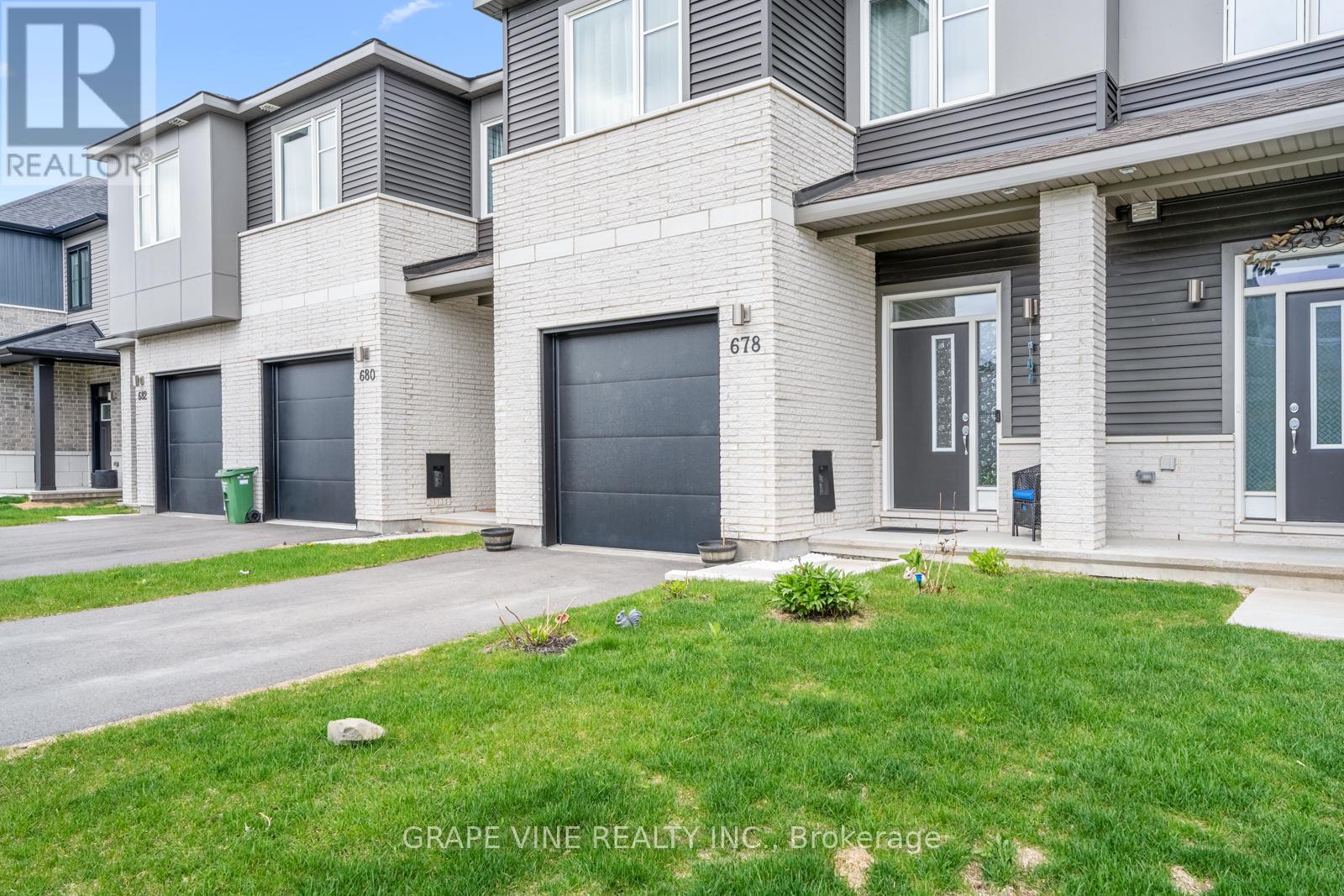 678 Taliesin Crescent, Ottawa, Ontario  K2S 2W5 - Photo 3 - X12147130