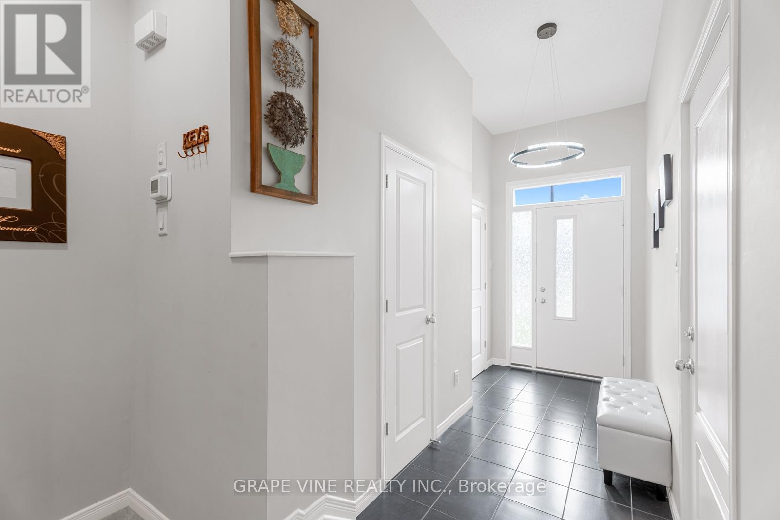 678 Taliesin Crescent, Ottawa, Ontario  K2S 2W5 - Photo 4 - X12147130