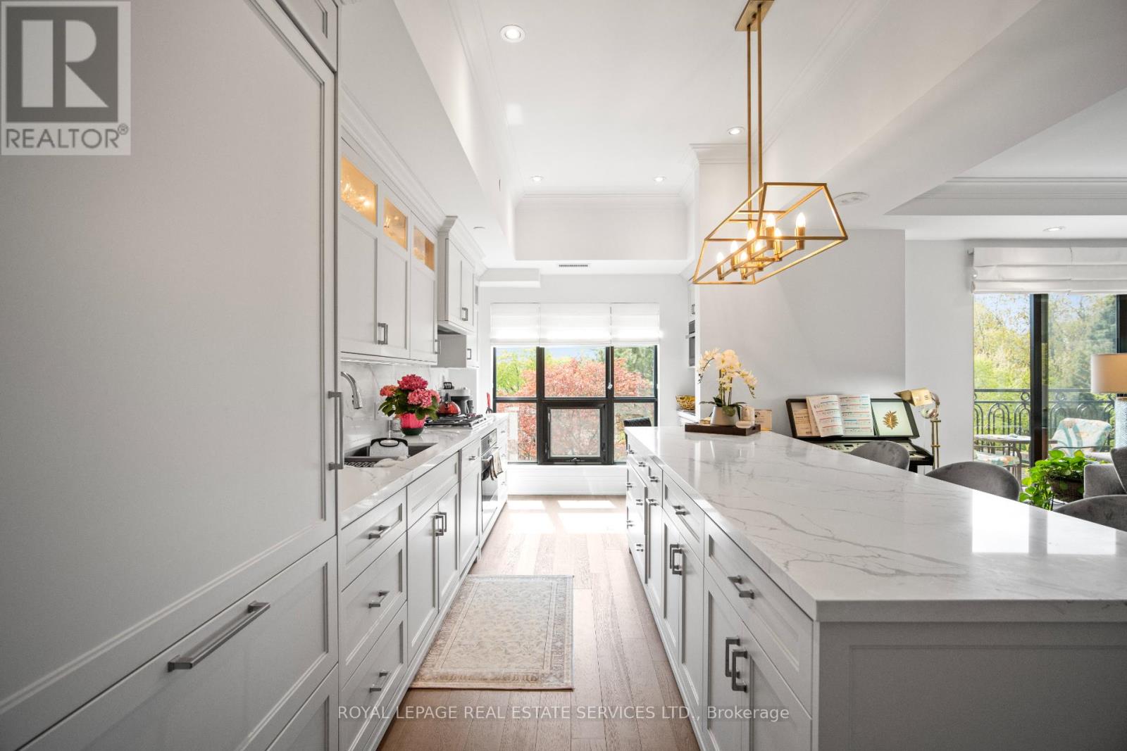 <div class="slider-price">$1,998,000</div><p>505 - 4 The Kingsway, Toronto, Ontario</p>