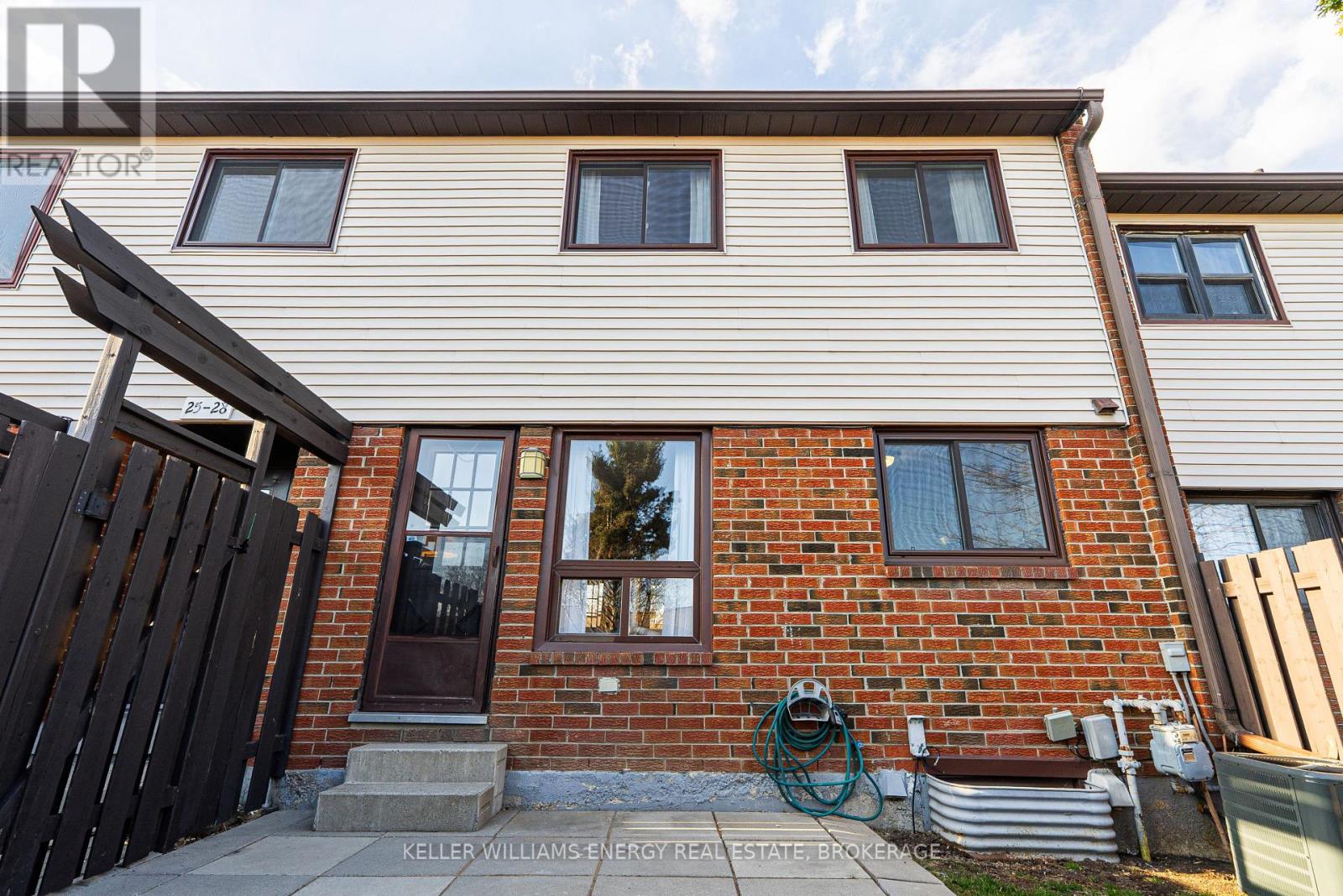 Property at 26 - 960 GLEN STREET image 1