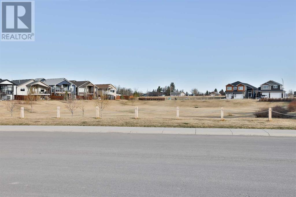 Property at 660 Sixmile Crescent S image 2