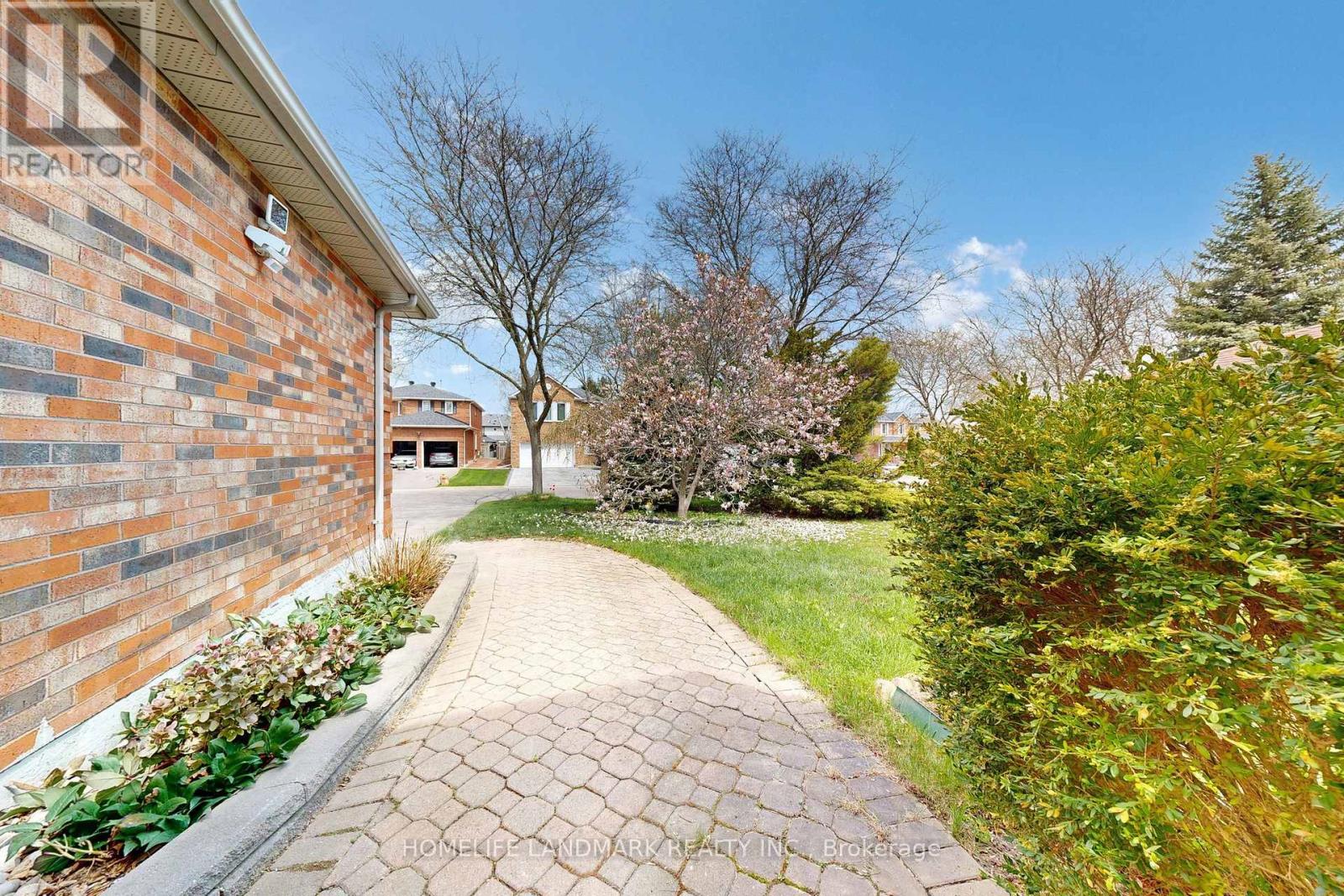 7 Lancashire Road, Markham, Ontario  L3R 8K9 - Photo 4 - N12146977