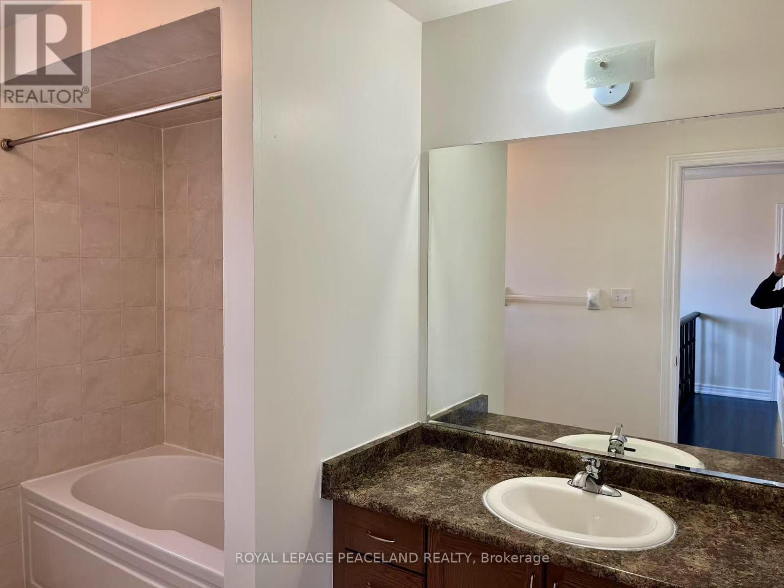 1043 Stuffles Crescent, Newmarket, Ontario  L3X 0A6 - Photo 15 - N12146986