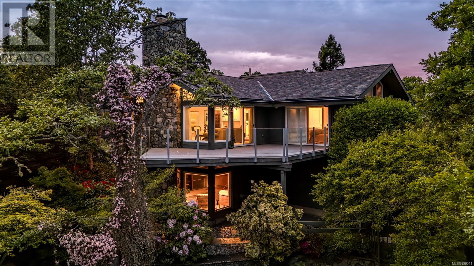 3250 Norfolk Rd, Oak Bay, British Columbia  V8R 6H4 - Photo 2 - 999511