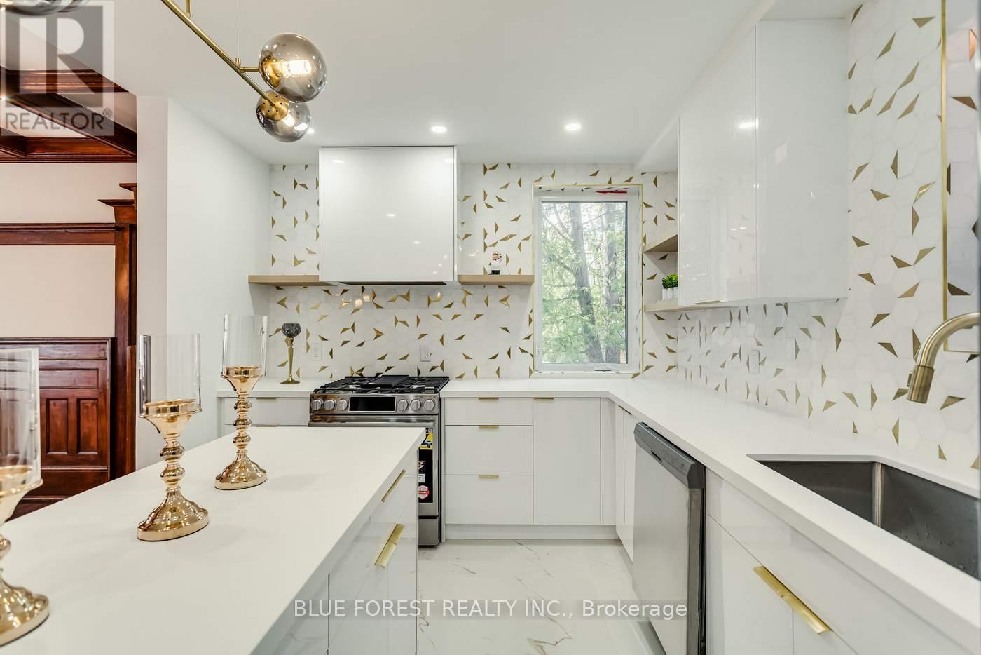 8 Lauder Avenue, Toronto, Ontario  M6H 3E3 - Photo 14 - W12147316