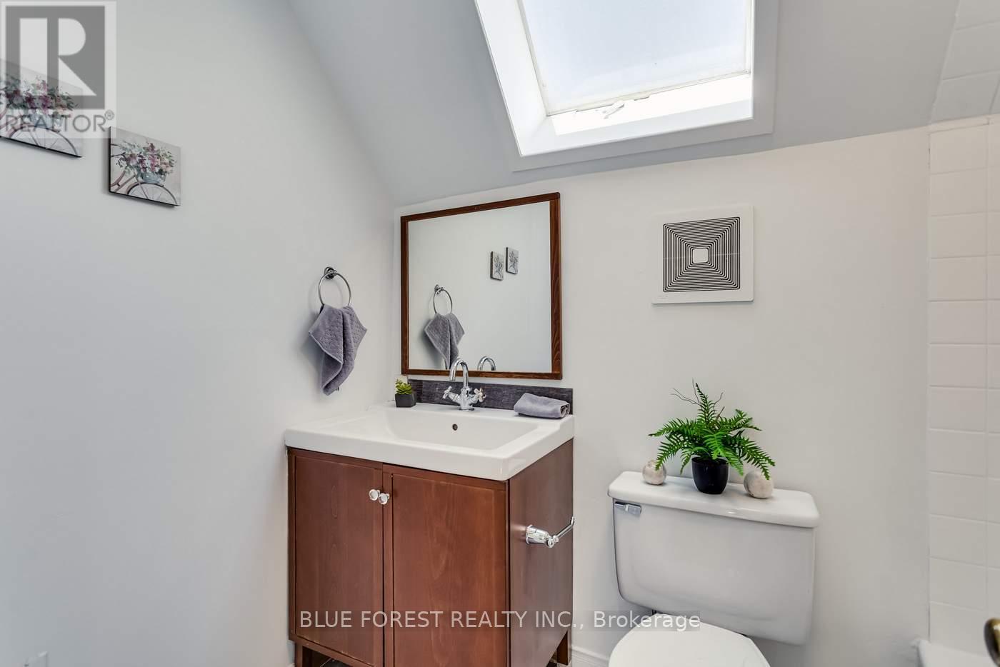 8 Lauder Avenue, Toronto, Ontario  M6H 3E3 - Photo 38 - W12147316