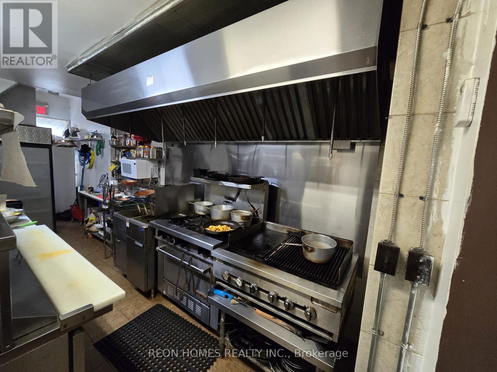 753 The Queensway, Toronto (Stonegate-Queensway), Ontario  M8Z 1M8 - Photo 5 - W12146921