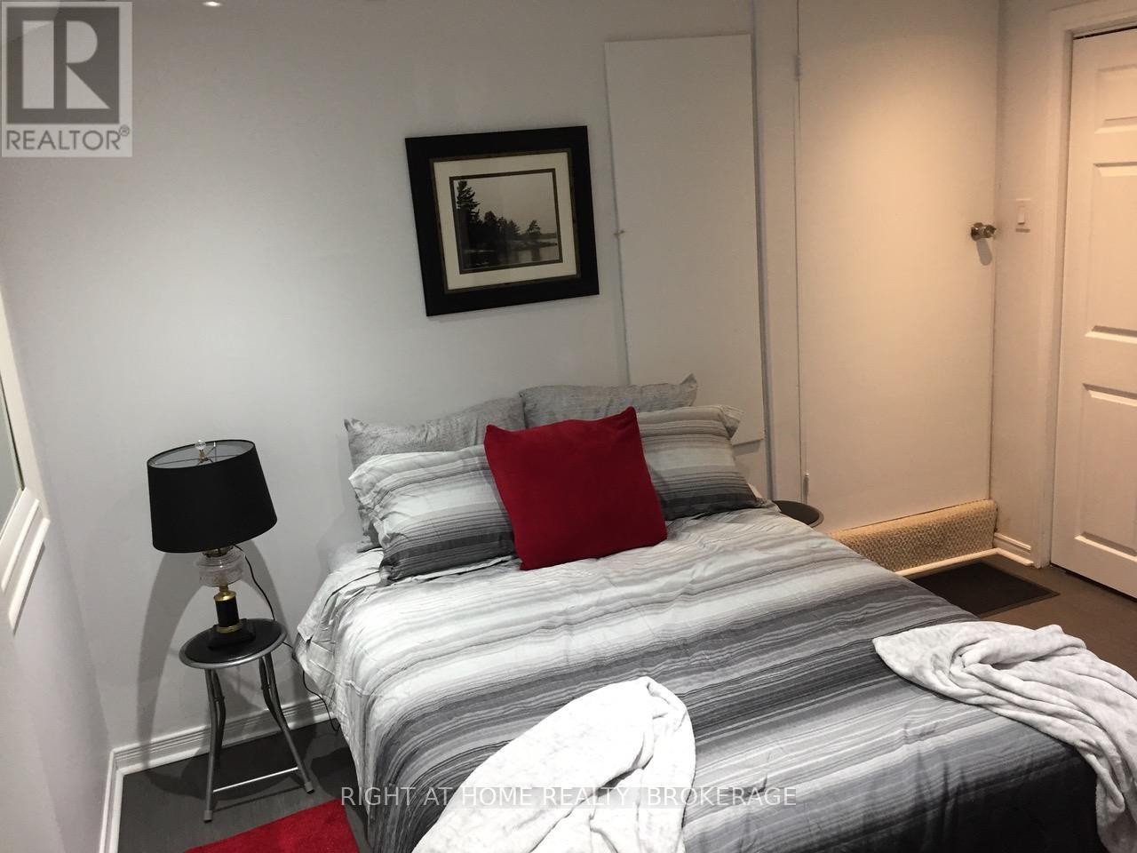 164 Trafalgar Road, Oakville, Ontario  L6J 3G6 - Photo 3 - W12147018