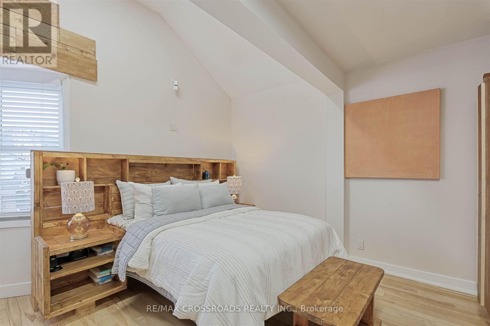105 Runnymede Road, Toronto (High Park-Swansea), Ontario  M6S 2Y4 - Photo 11 - W12147024