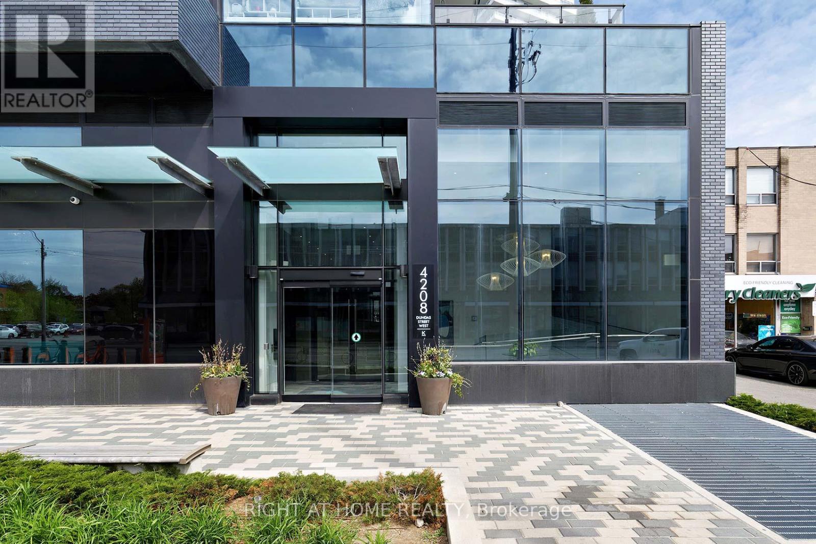 523 - 4208 Dundas Street W, Toronto (Edenbridge-Humber Valley), Ontario  M8X 0B1 - Photo 2 - W12147029