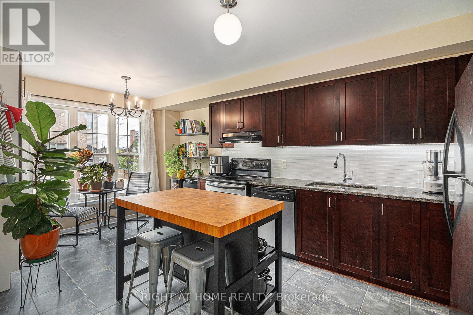 72 Jenscott Private, Ottawa, Ontario  K2C 0E4 - Photo 12 - X12147317