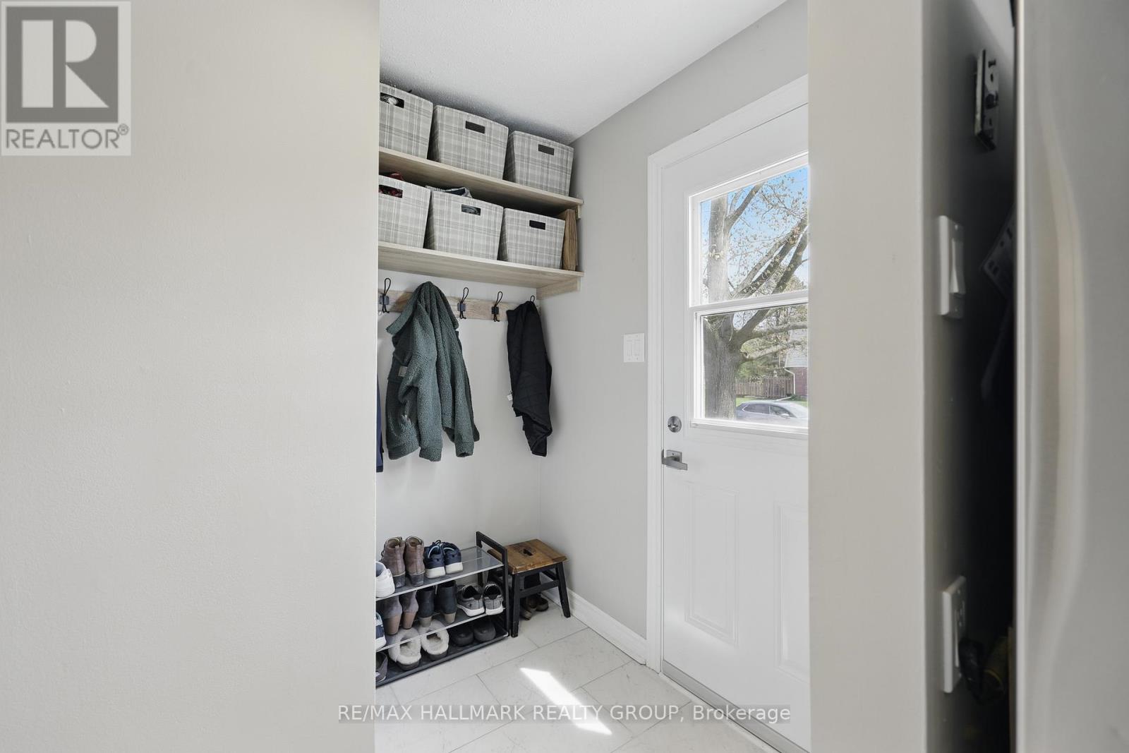 161 Glen Park Drive, Ottawa, Ontario  K1B 4Y5 - Photo 2 - X12147340
