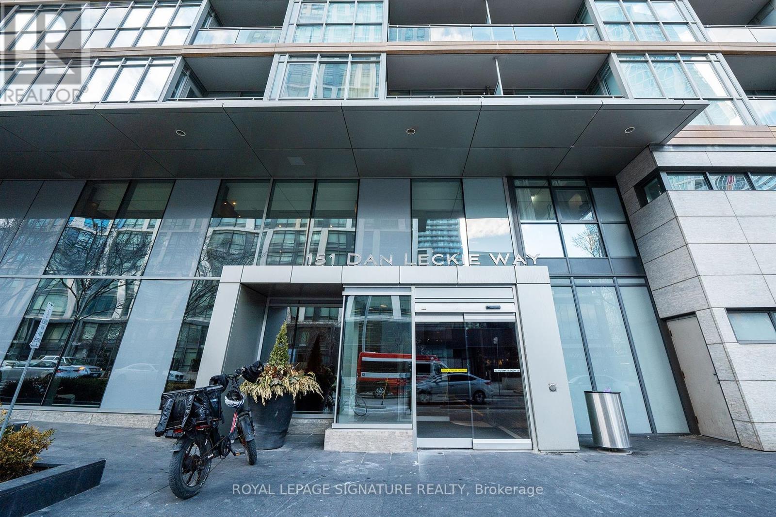 655 - 151 Dan Leckie Way, Toronto, Ontario  M5V 4B2 - Photo 3 - C12147147