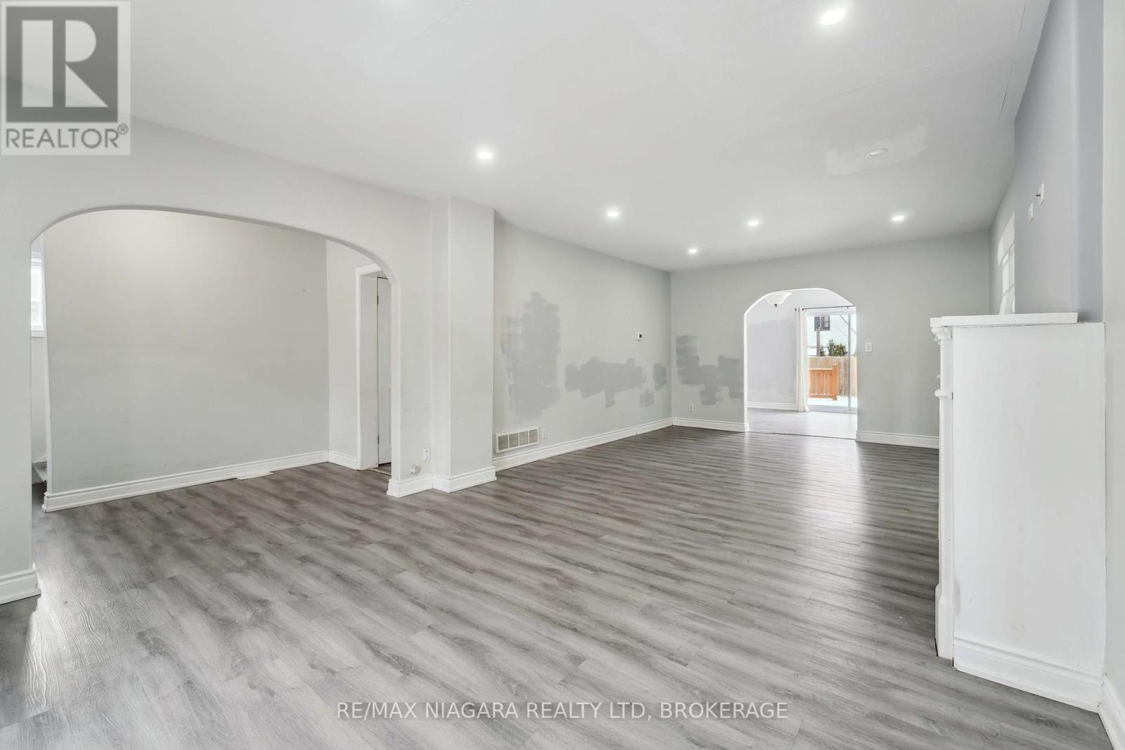39 Oakland Avenue, Welland (Broadway), Ontario  L3C 2B8 - Photo 10 - X12147309