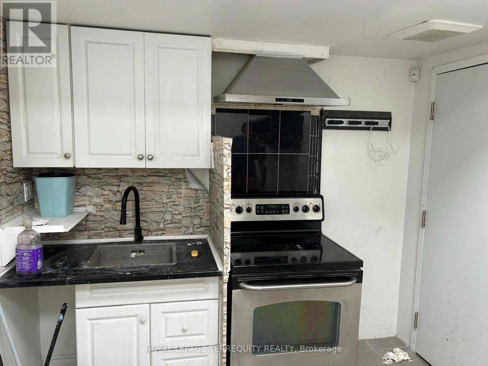 28 Levendale Road, Richmond Hill, Ontario  L4C 4H2 - Photo 10 - N12147086