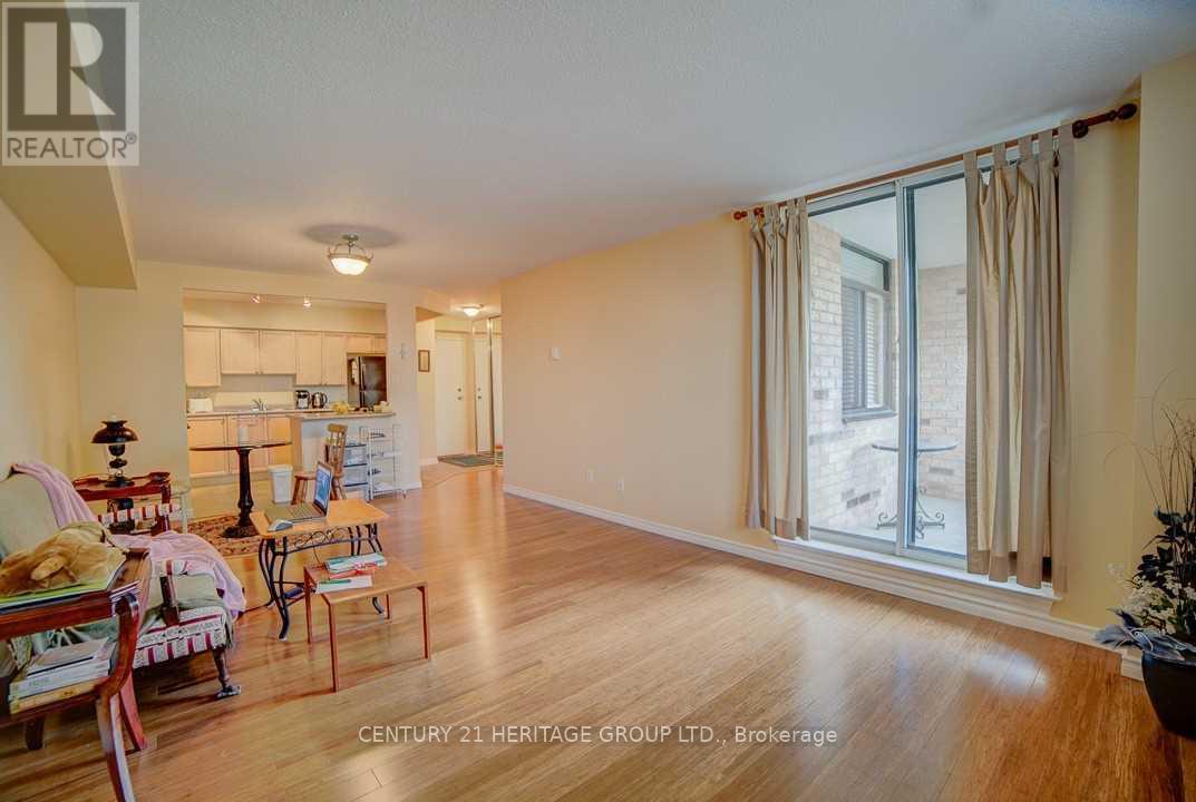 301 - 260 Davis Drive, Newmarket, Ontario  L3Y 7C3 - Photo 4 - N12147125