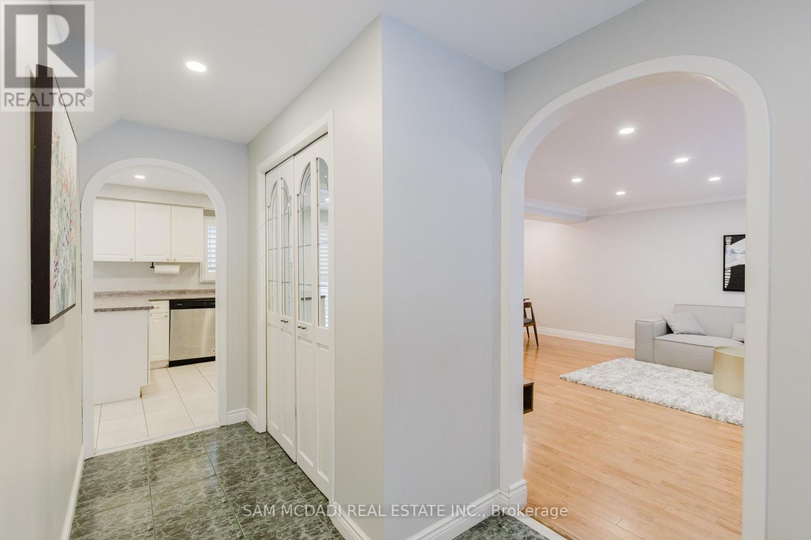2344 Devon Road, Oakville, Ontario  L6J 5R5 - Photo 5 - W12147254