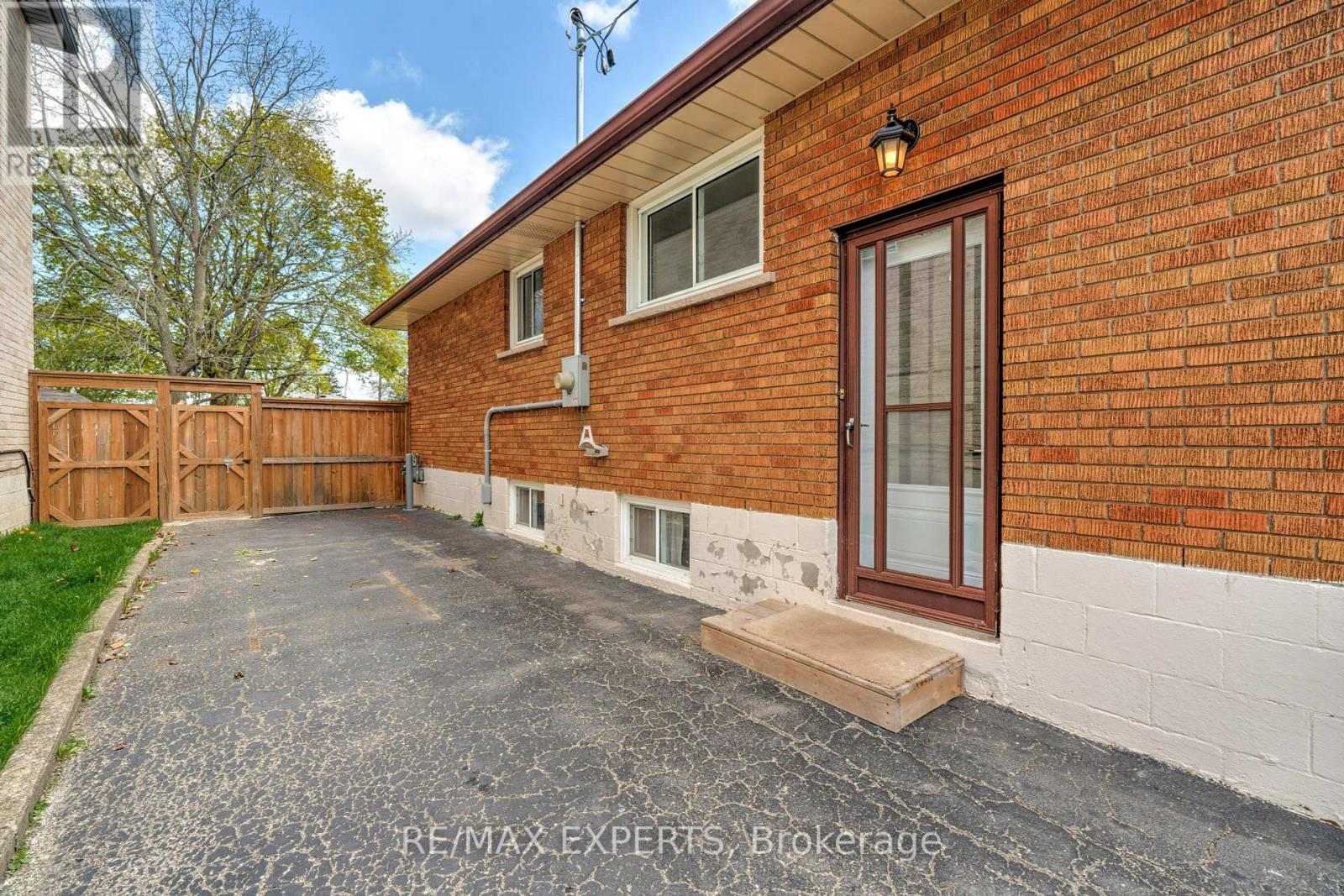 78 Atwater Crescent, Hamilton (Rolston), Ontario  L9C 2E7 - Photo 6 - X12147230