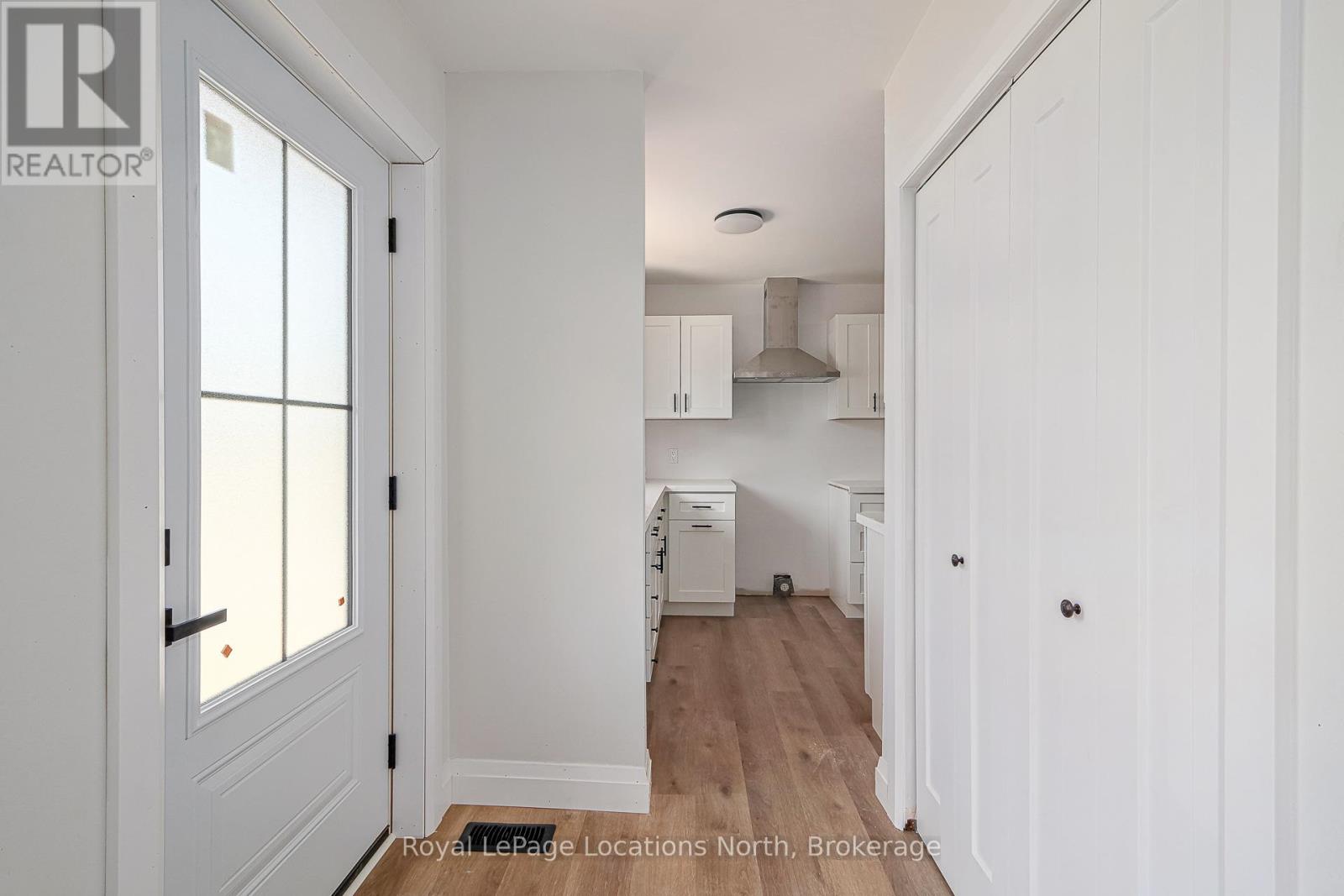 11 Lisbon Court, Wasaga Beach, Ontario  L9Z 1L2 - Photo 4 - S12145126
