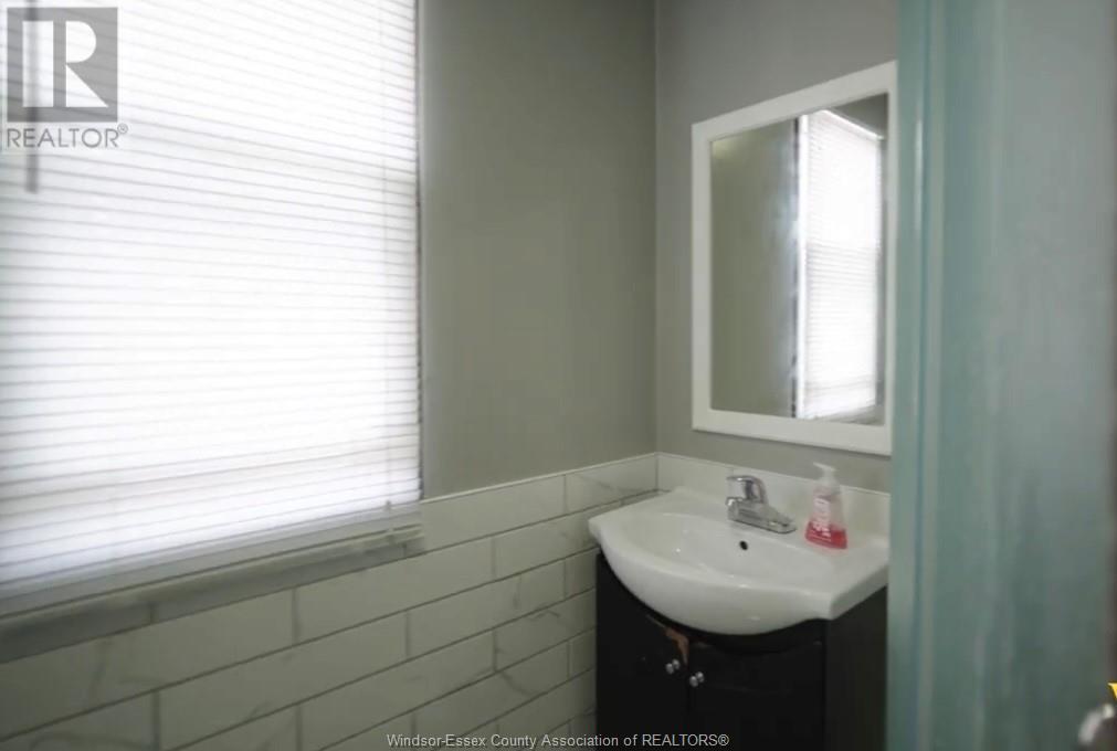 933 Campbell, Windsor, Ontario  N9B 2J4 - Photo 6 - 25012050
