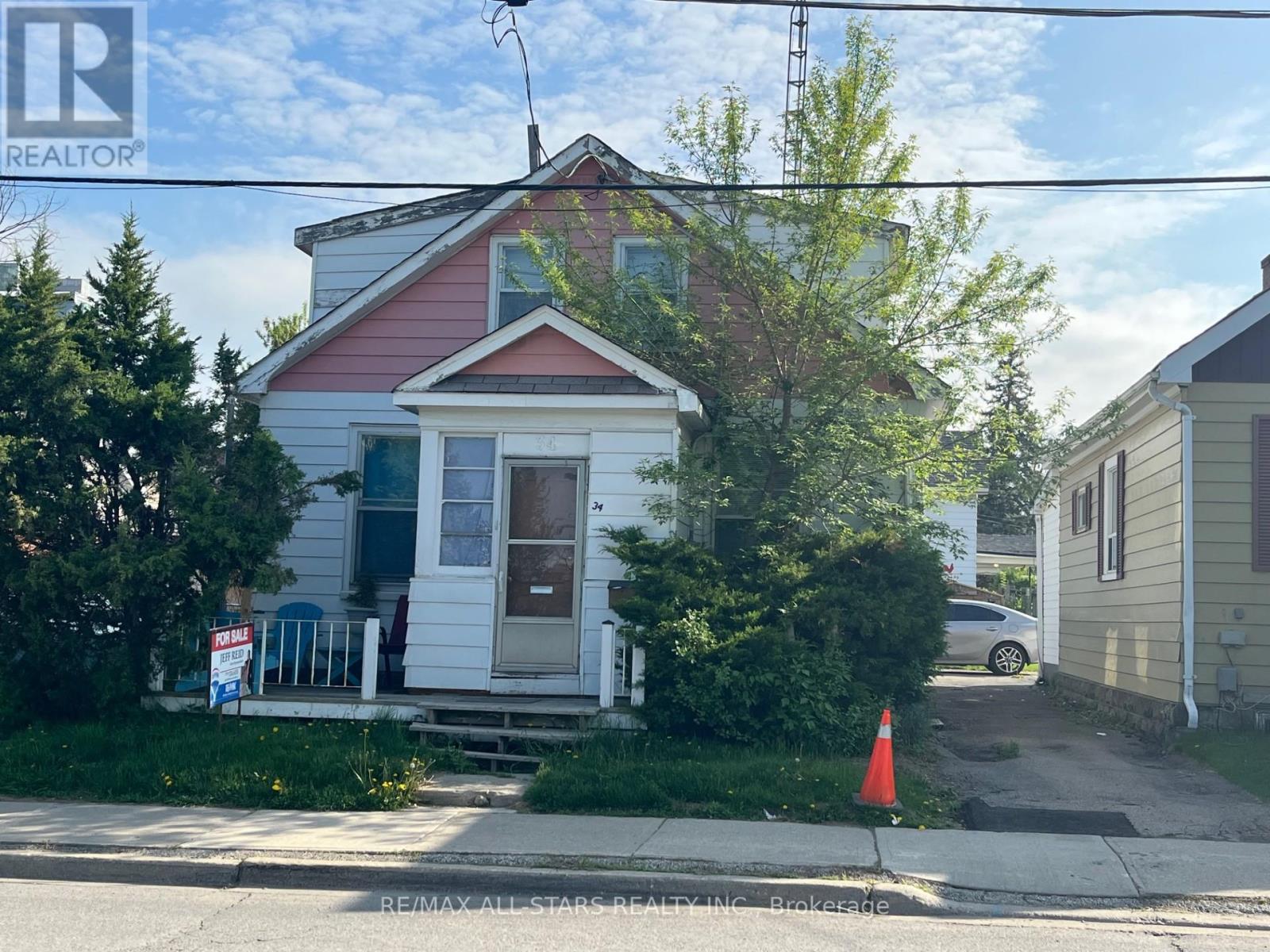 34 Trueman Street, Brampton (Queen Street Corridor), Ontario  L6W 3B3 - Photo 2 - W12147577