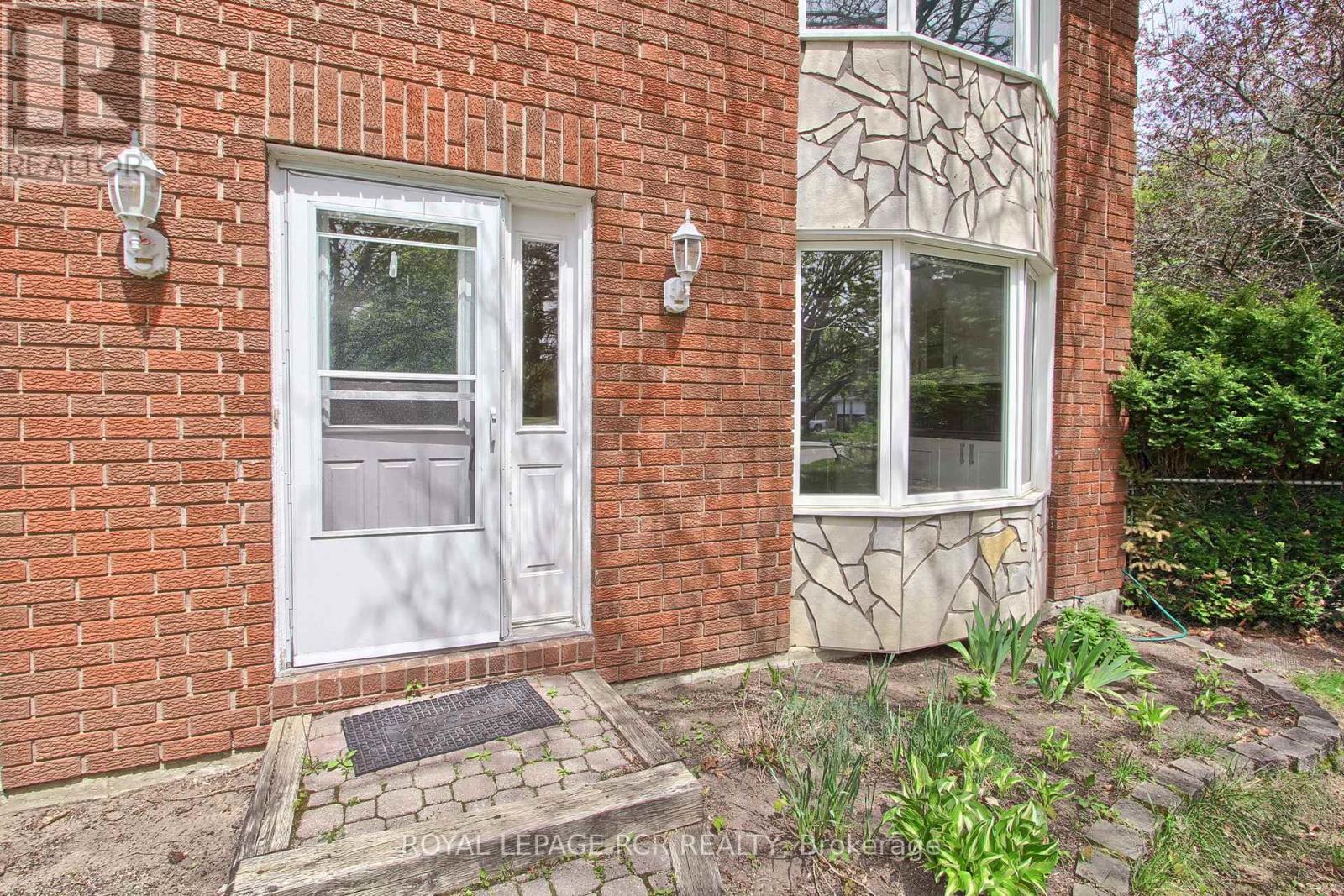 10 Lepard Crescent, East Gwillimbury, Ontario  L9N 1G3 - Photo 6 - N12126796