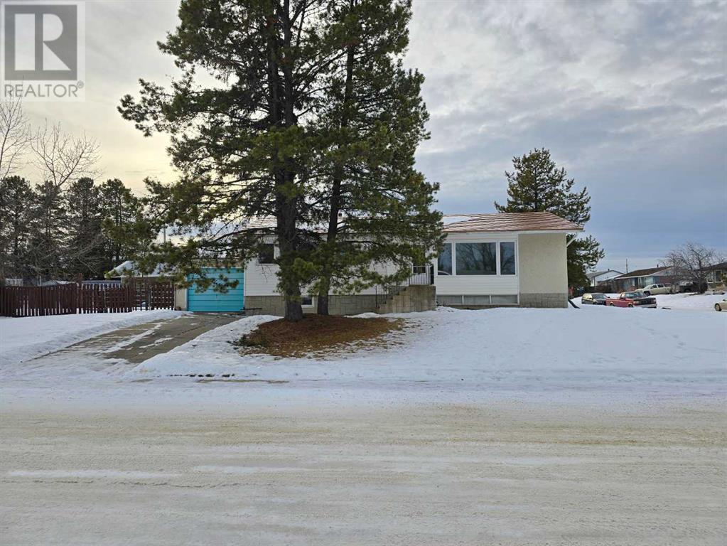 605 6 Avenue, Fox Creek, Alberta  T0H 1P0 - Photo 1 - A2186808