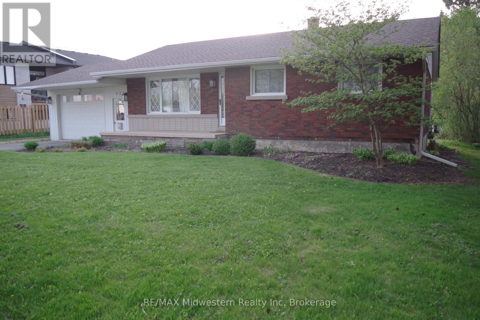 Property at 425 WELLINGTON STREET E image 3