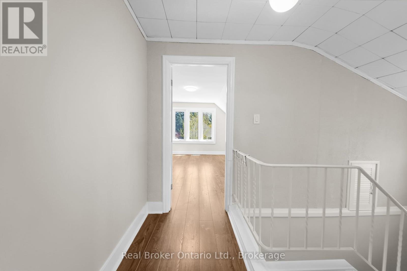 Upper Unit - 223 Bond Street N, Hamilton, Ontario  L8S 3W8 - Photo 10 - X12147471