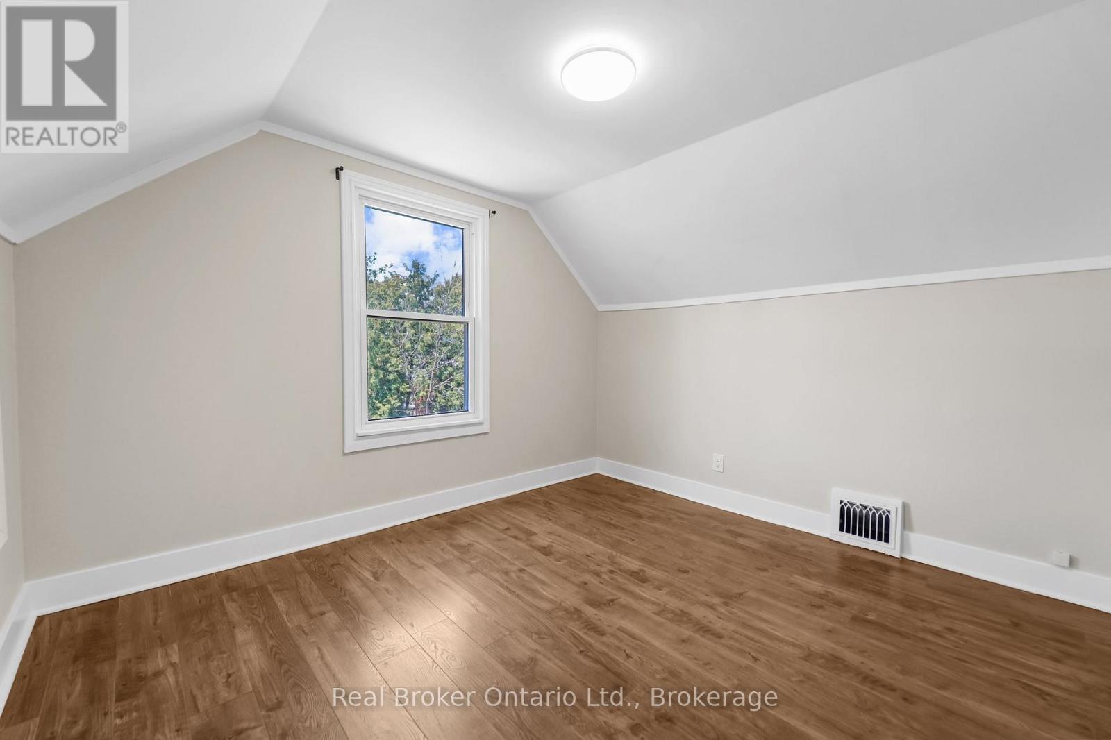 Upper Unit - 223 Bond Street N, Hamilton, Ontario  L8S 3W8 - Photo 12 - X12147471