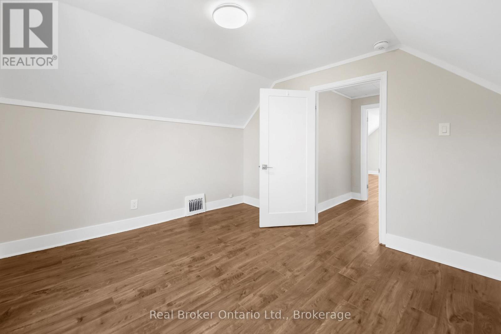 Upper Unit - 223 Bond Street N, Hamilton, Ontario  L8S 3W8 - Photo 13 - X12147471