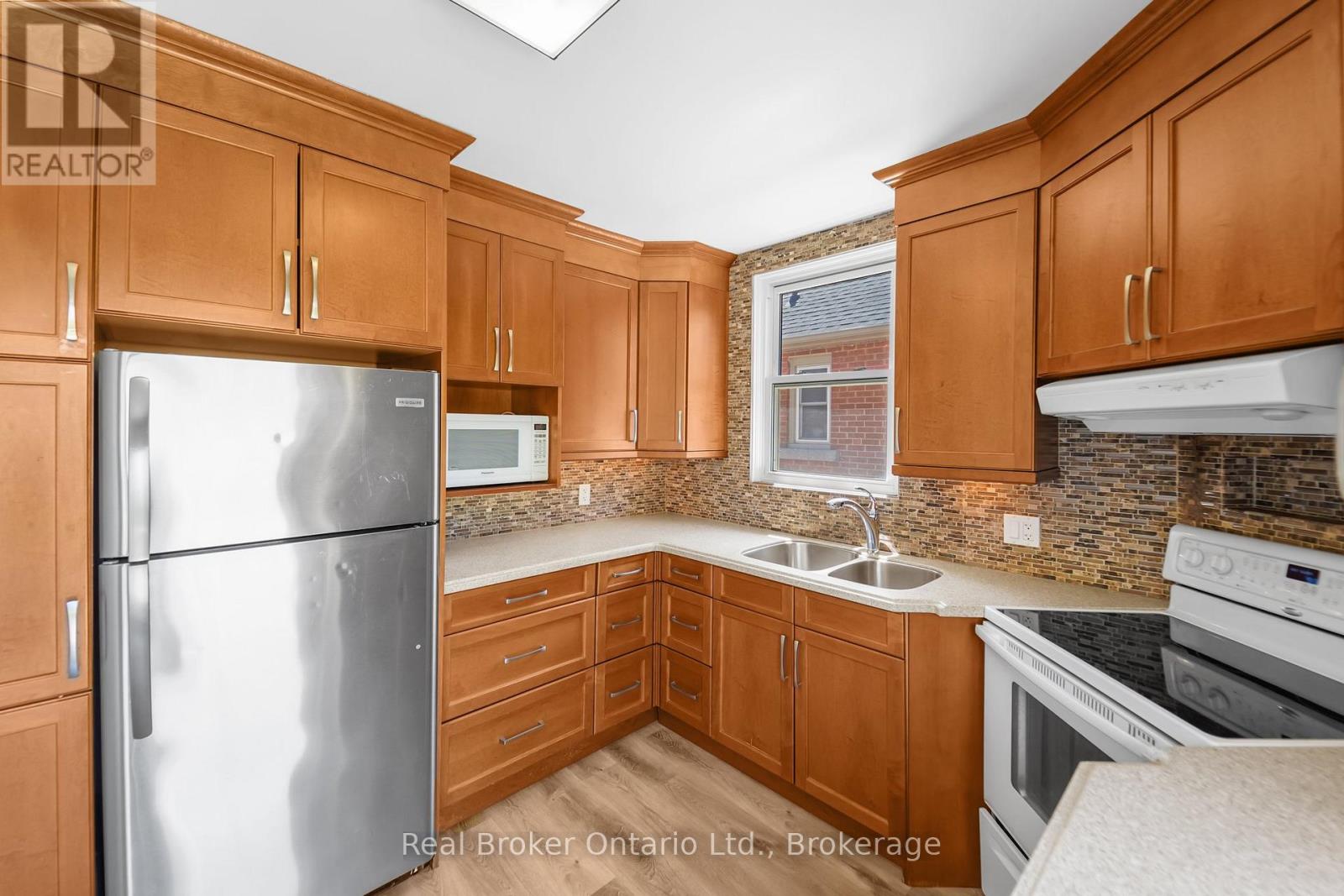 Upper Unit - 223 Bond Street N, Hamilton, Ontario  L8S 3W8 - Photo 3 - X12147471