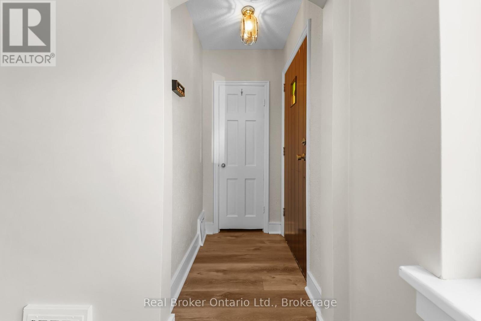 Upper Unit - 223 Bond Street N, Hamilton, Ontario  L8S 3W8 - Photo 4 - X12147471