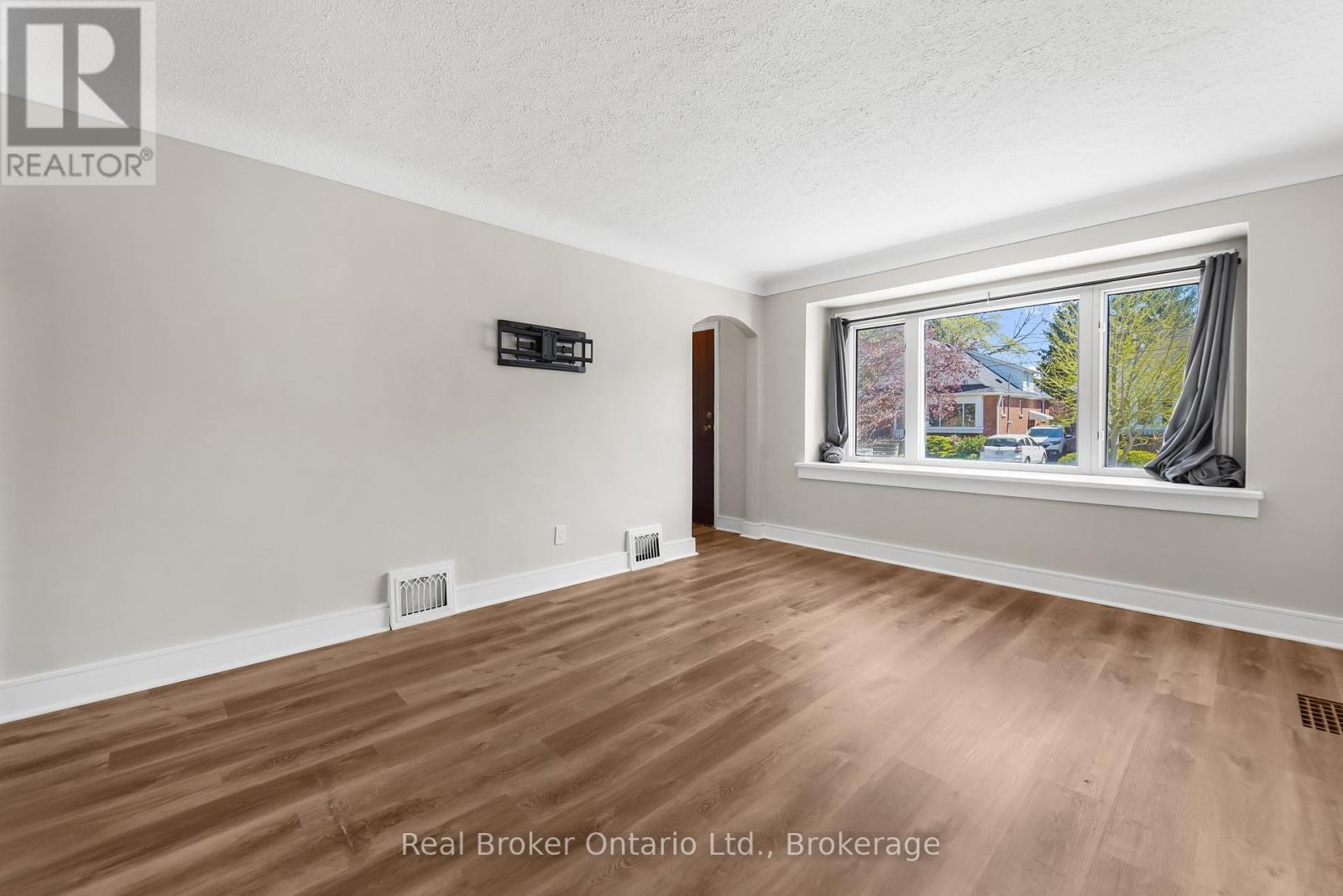Upper Unit - 223 Bond Street N, Hamilton, Ontario  L8S 3W8 - Photo 5 - X12147471
