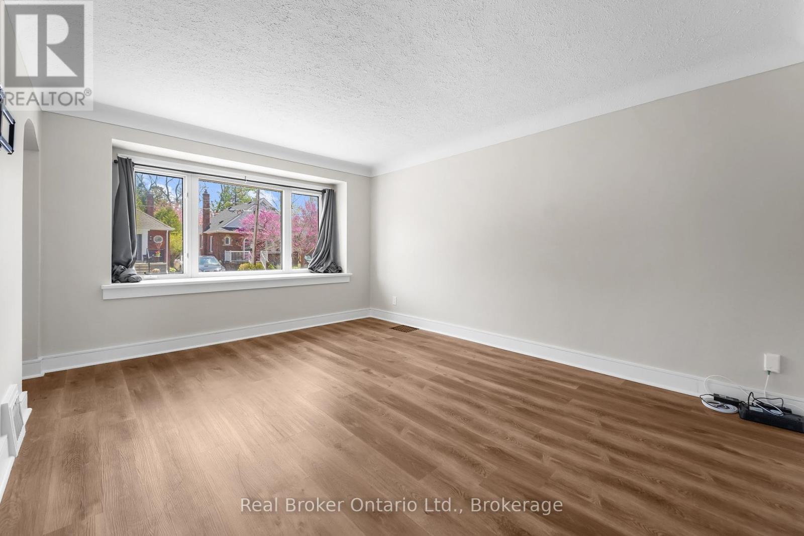 Upper Unit - 223 Bond Street N, Hamilton, Ontario  L8S 3W8 - Photo 6 - X12147471