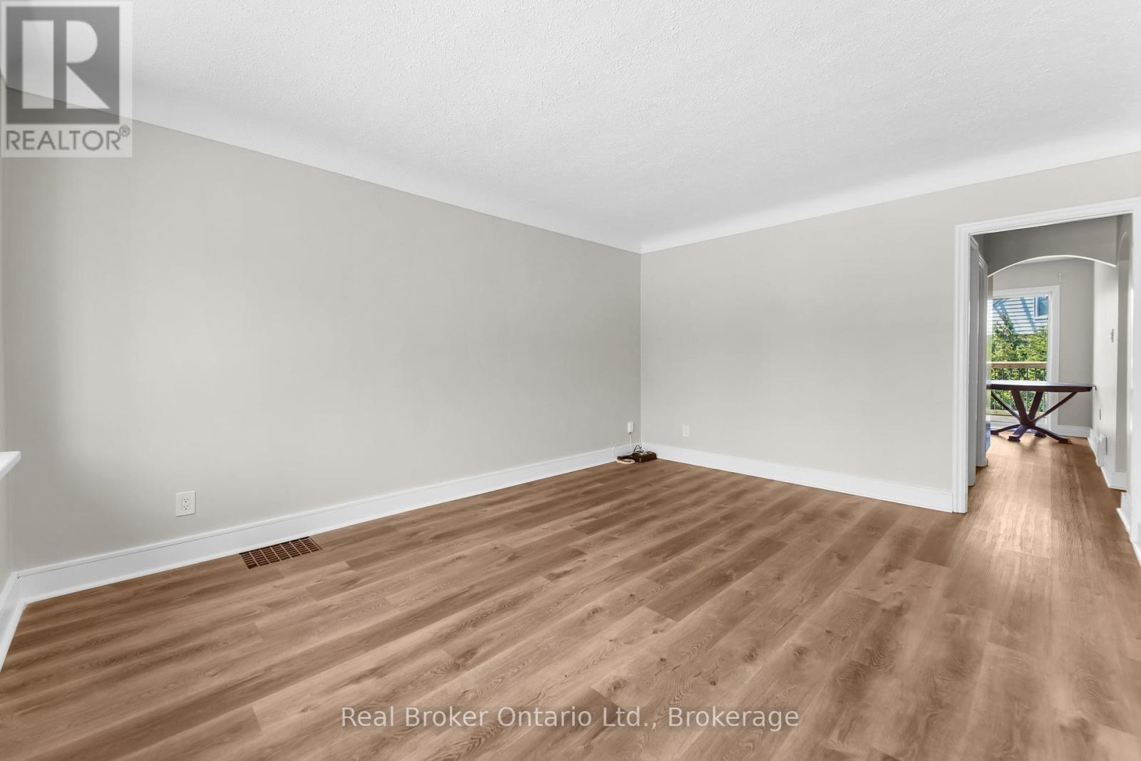 Upper Unit - 223 Bond Street N, Hamilton, Ontario  L8S 3W8 - Photo 8 - X12147471
