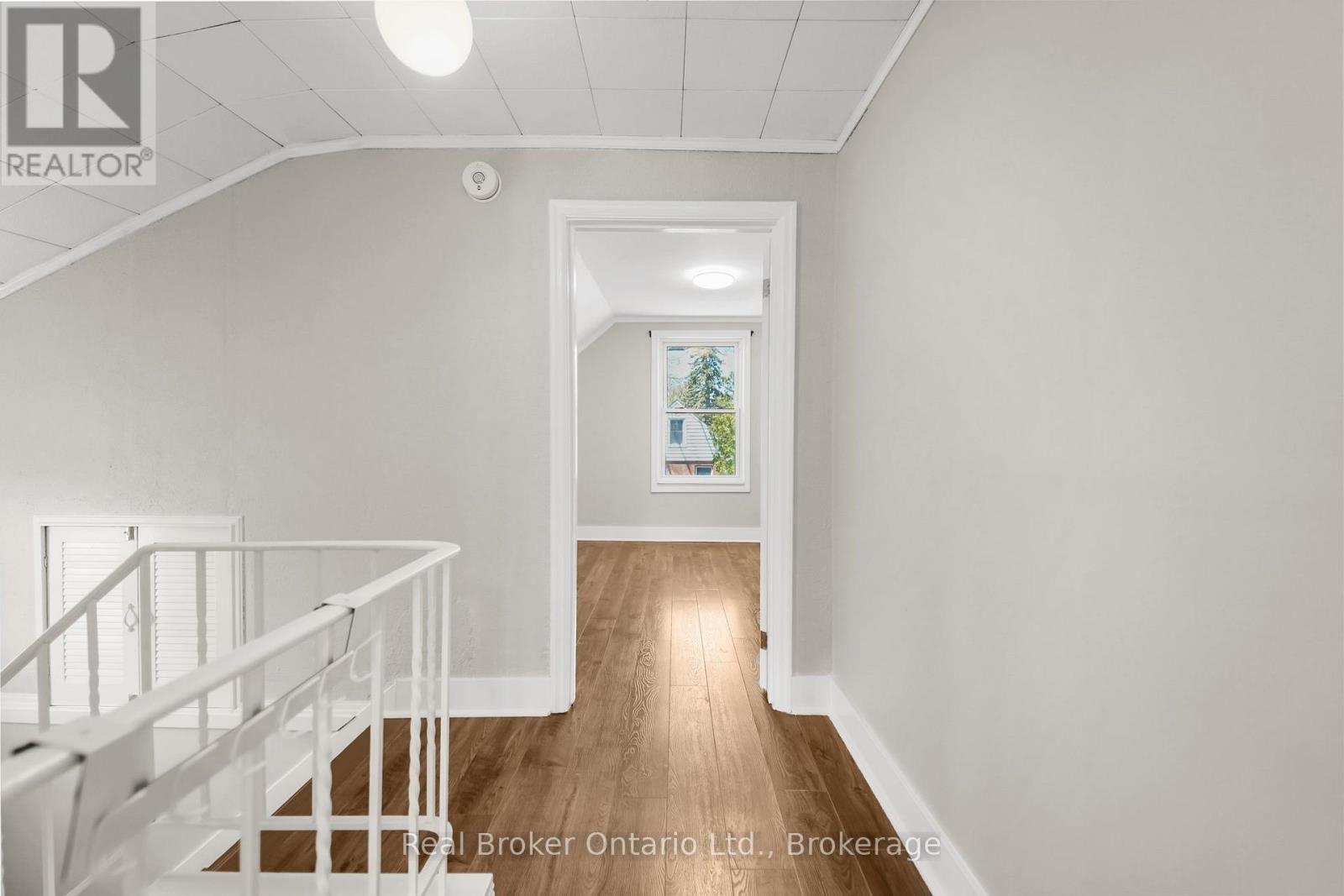 Upper Unit - 223 Bond Street N, Hamilton, Ontario  L8S 3W8 - Photo 9 - X12147471